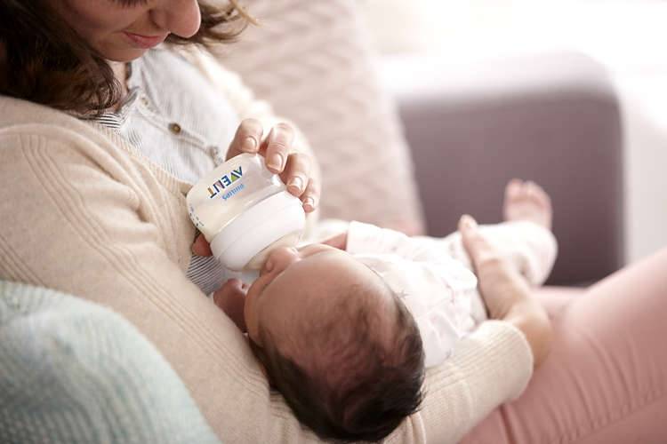 Учимся кормить новорождённого из бутылочки