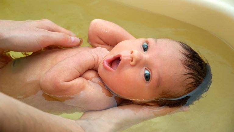 Когда можно купать ребенка после прививки акдс?
