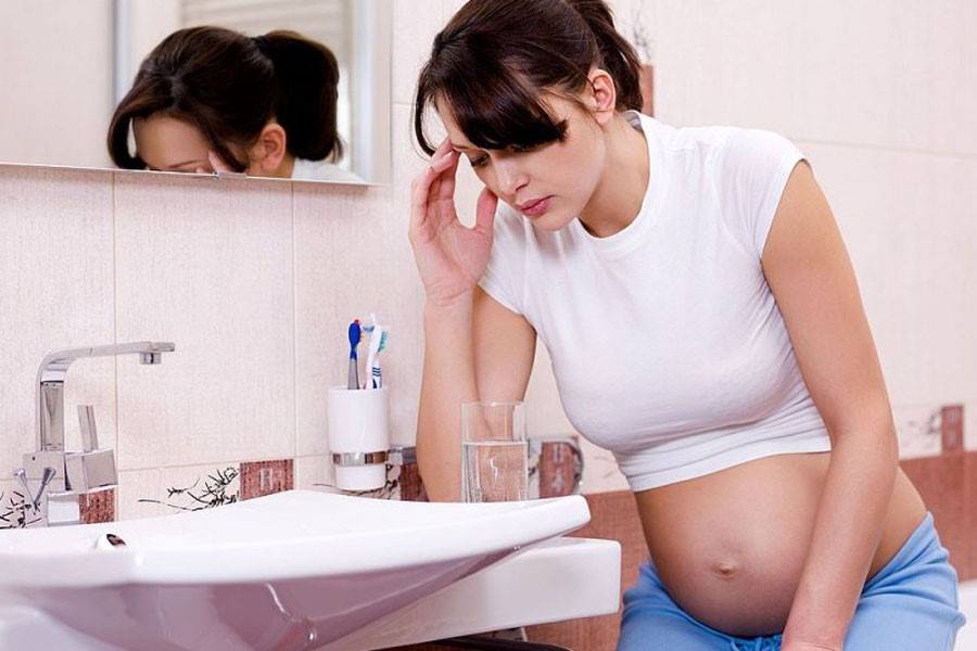 Токсикоз на фоне замершей беременности: бывает ли при этом состоянии тошнота и рвота?