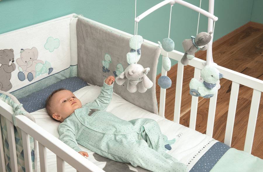 Игрушки над детской кроваткой. зачем новорожденному нужен мобиль?