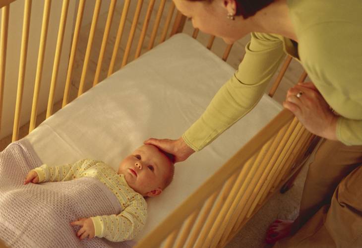 Как приучить ребенка спать в кроватке отдельно от мамы