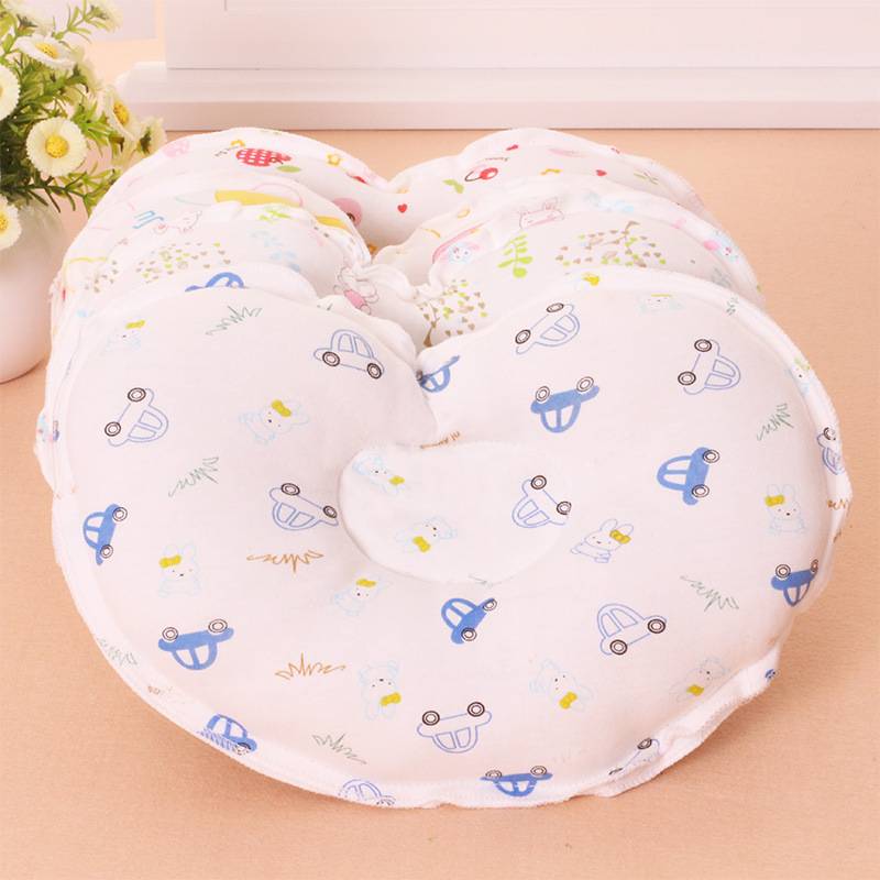 Нужна ли подушка для новорожденного и какая?