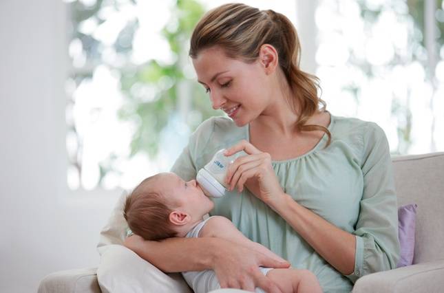 Как кормить новорождённого смесью из бутылочки: основные правила