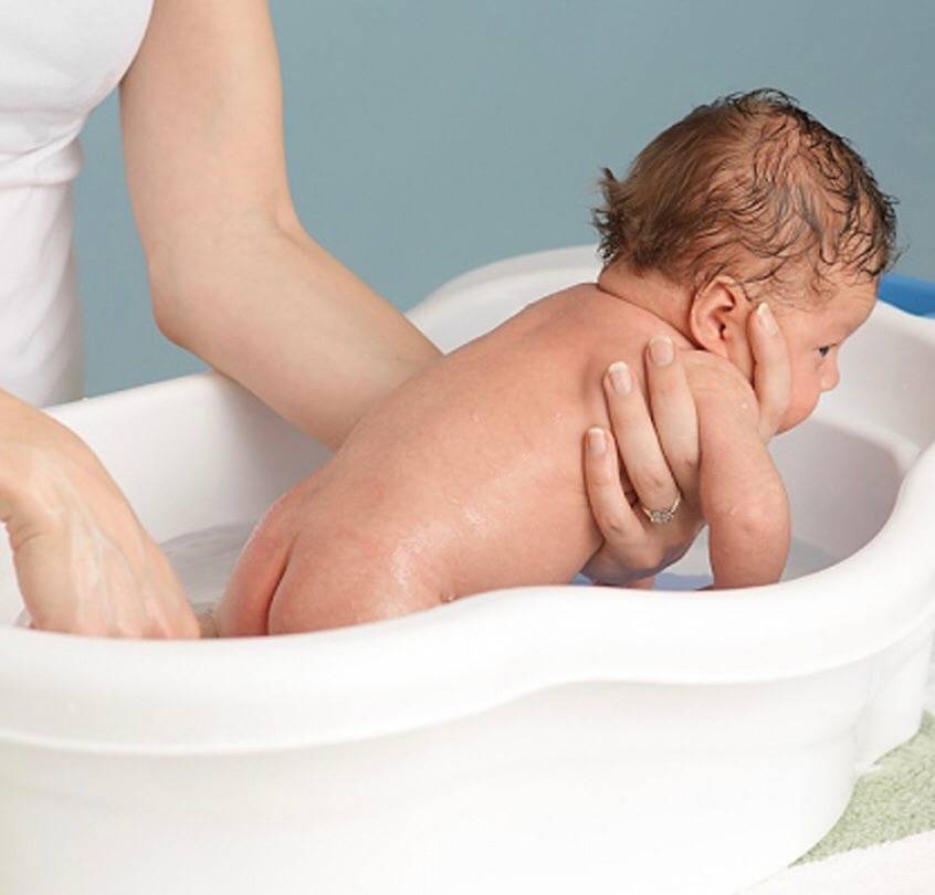 Правильное подмывание новорожденной девочки: как часто мыть и чем обрабатывать