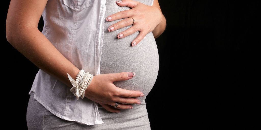 Каменеет живот при беременности: чем может быть опасно?