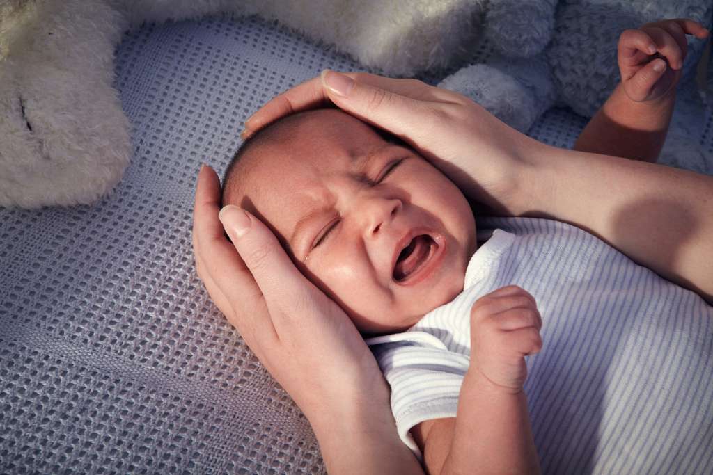 Новорожденный тужится и кряхтит - причины и лечение