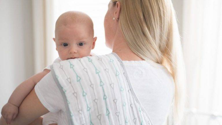 Новорожденный ребенок срыгивает створоженным молоком после кормления: нормы, причины