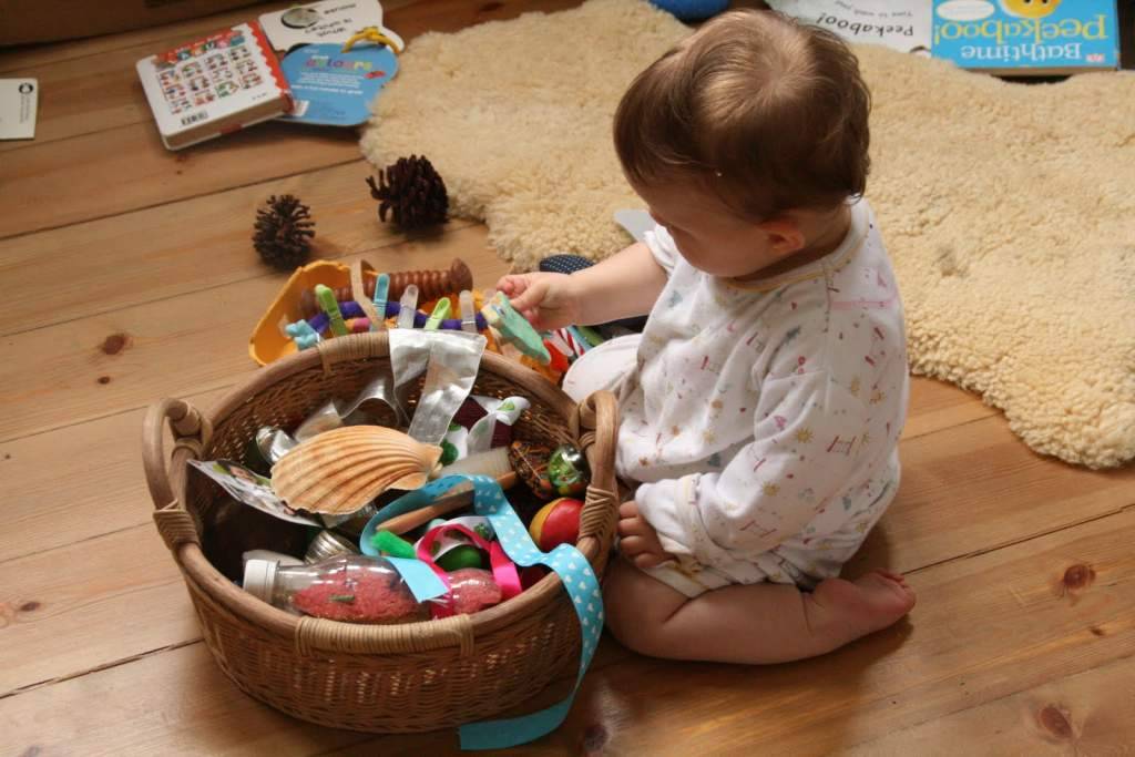 Как развивать ребенка в 1 месяц: игры для новорожденных, упражнения и уход