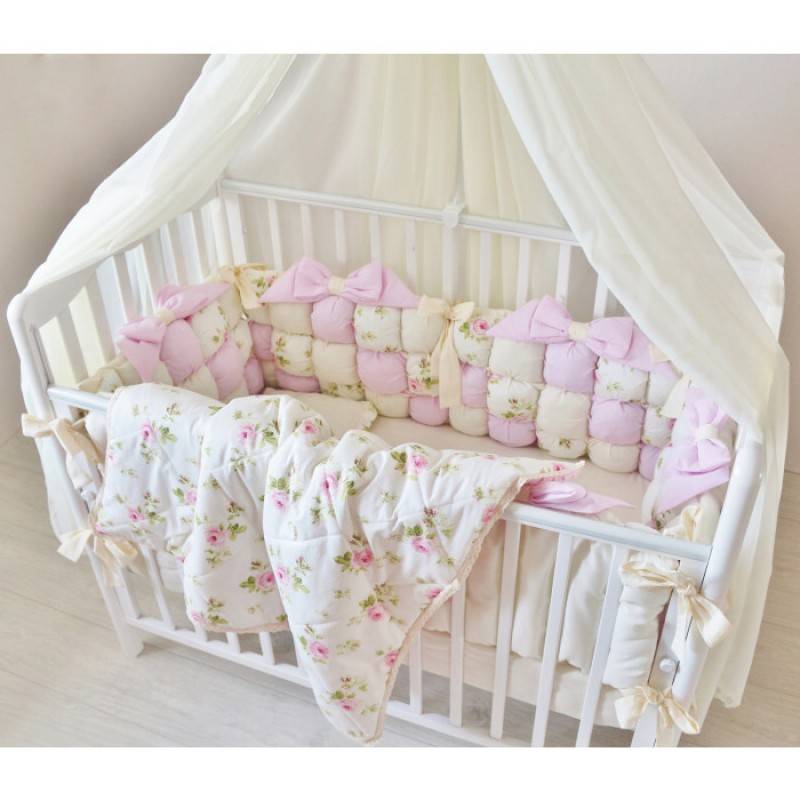 Топ-5 лучших комплектов в кроватку для новорожденного из 4, 6, 7 предметов: плюсы и минусы моделей