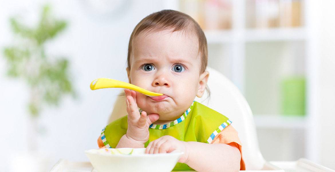   как научить ребенка жевать твердую пищу