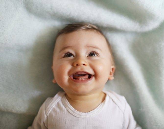Когда ребенок начинает улыбаться и агукать осознанно?