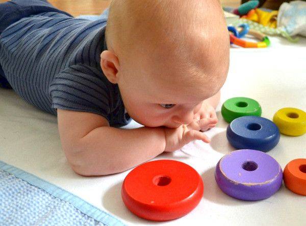 Какие игрушки нужны ребенку в 8 месяцев дома – занятия с ребенком