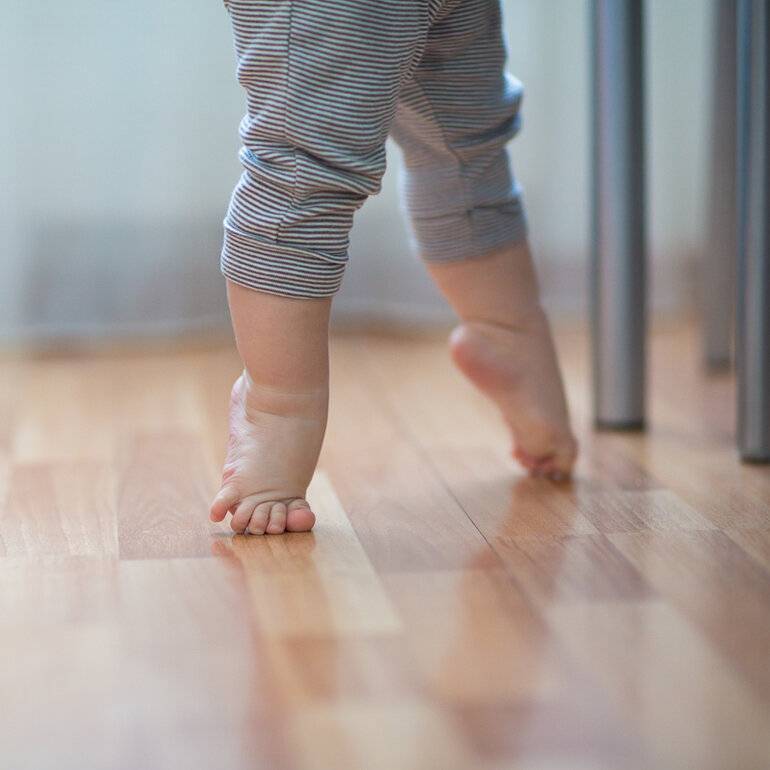 Почему ребенок встает на носочки — возможные причины
