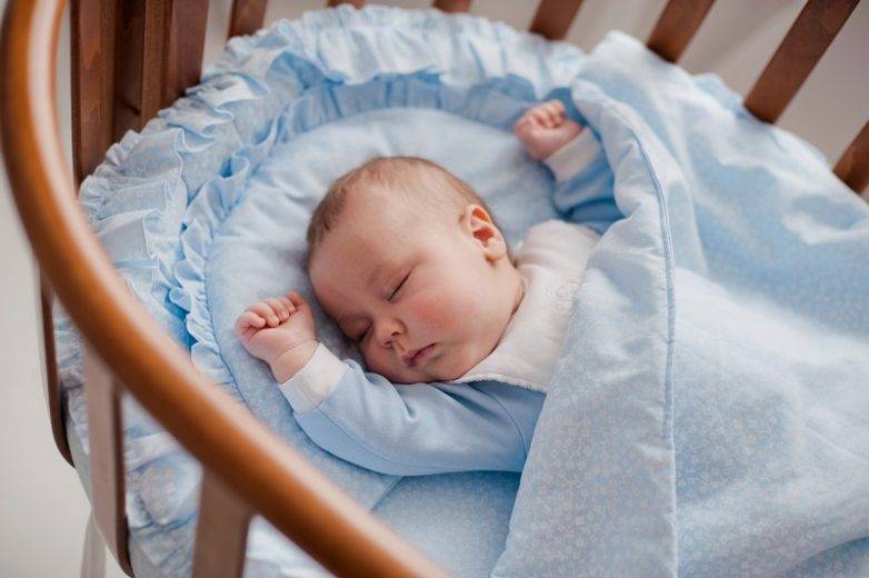 Ребенок спит с открытыми глазами: причины