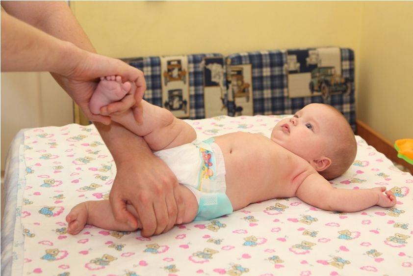 Почему ребенок в 4 месяца не переворачивается со спины на живот сам: что делать