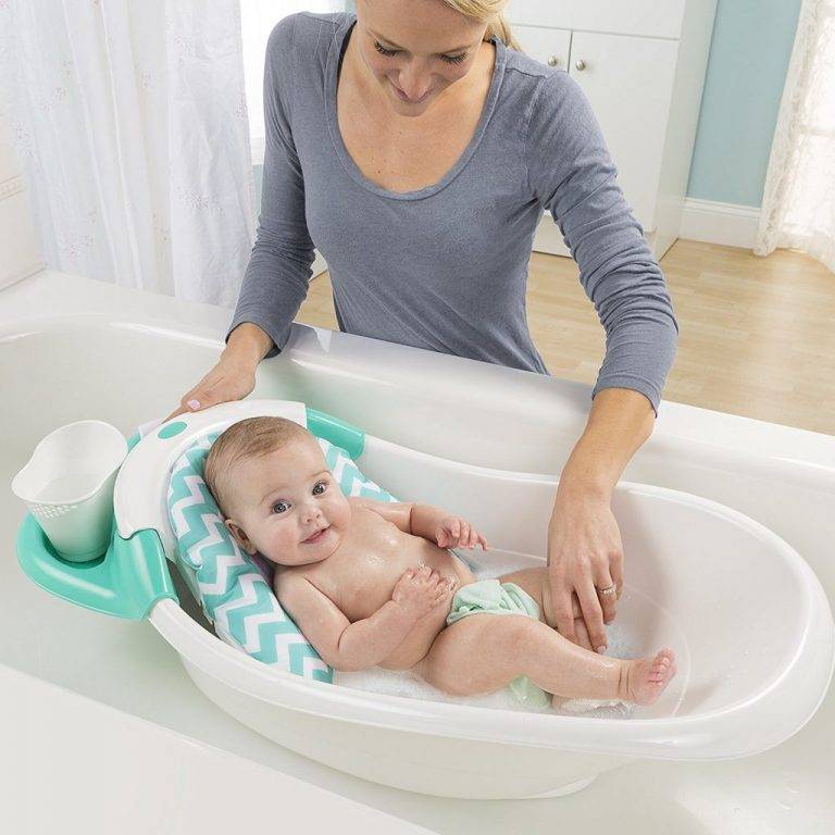 Горка в ванночку для купания новорожденного: какая лучше, с какого возраста