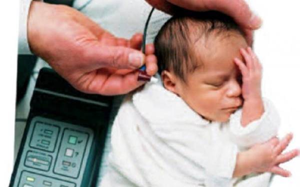 Методы проверки слуха у новорожденных деток. способы врачей роддома. как могут проверить слух родители в домашних условиях?
