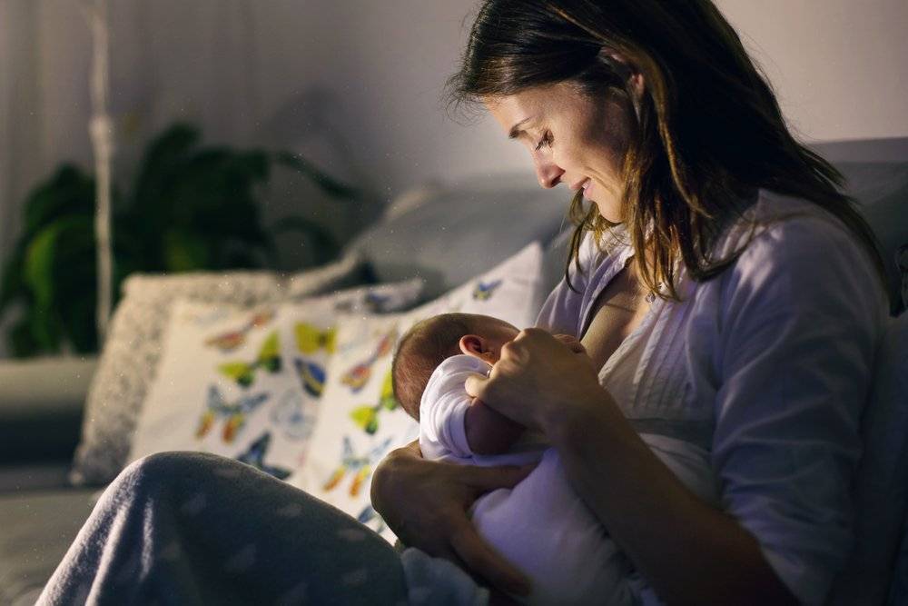 Маме нужно отдохнуть: как отучить ребенка от ночного кормления грудью и смесью?