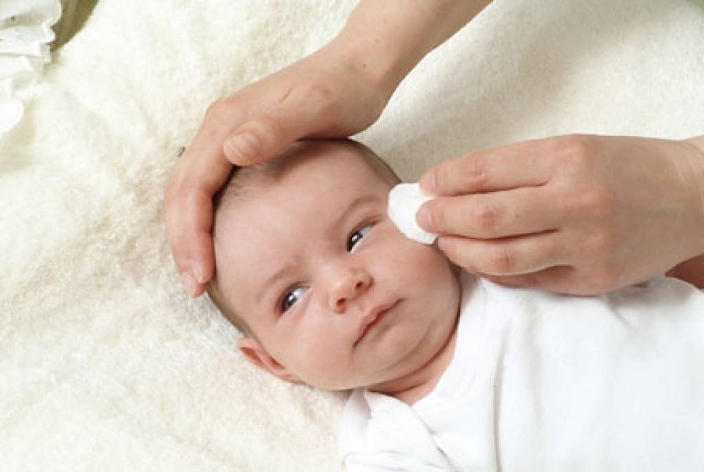 Уход за новорожденным - режим питания, гигиеническая обработка и водные процедуры