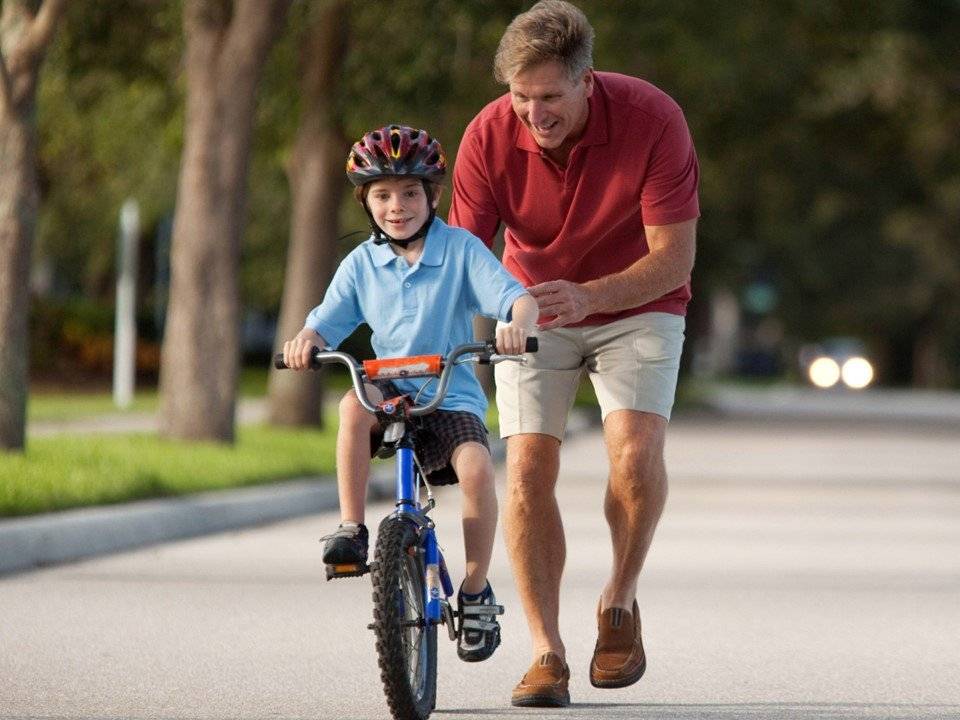 Как научить ребенка крутить педали на велосипеде: эффективный метод