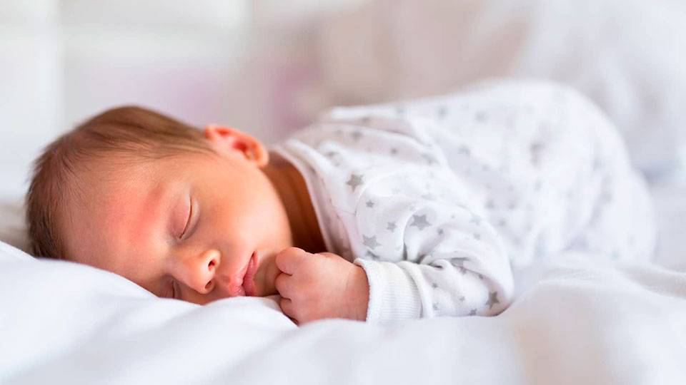 Почему новорожденные младенцы улыбаются во сне