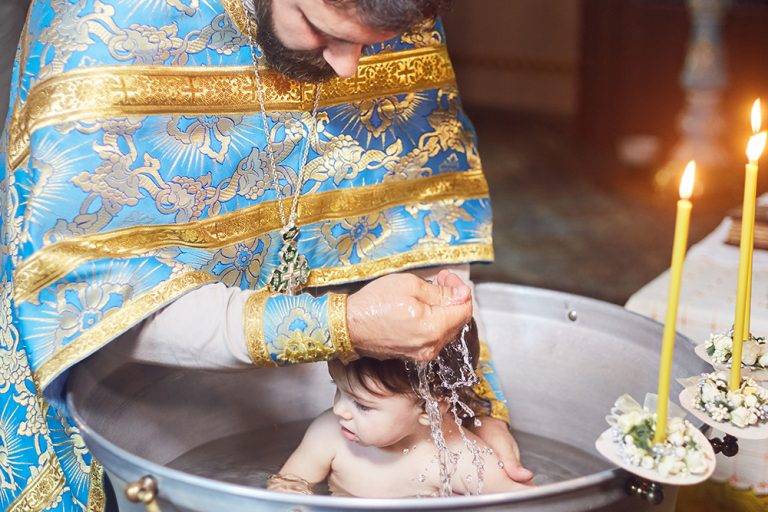 Крестим ребенка — в какие дни можно и когда нельзя, народные приметы