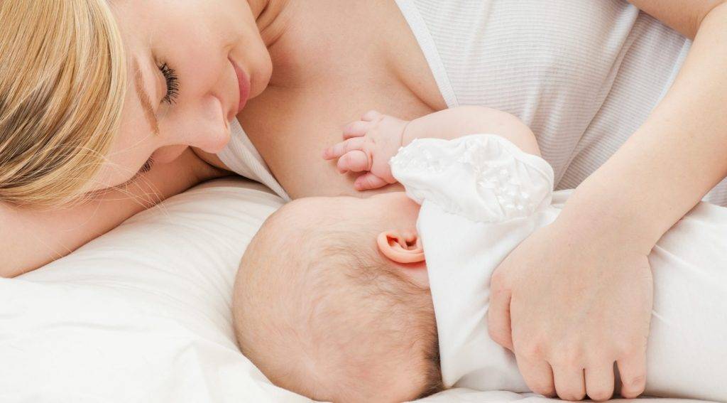 Ребенок засыпает только с грудью рту: причины, что делать маме