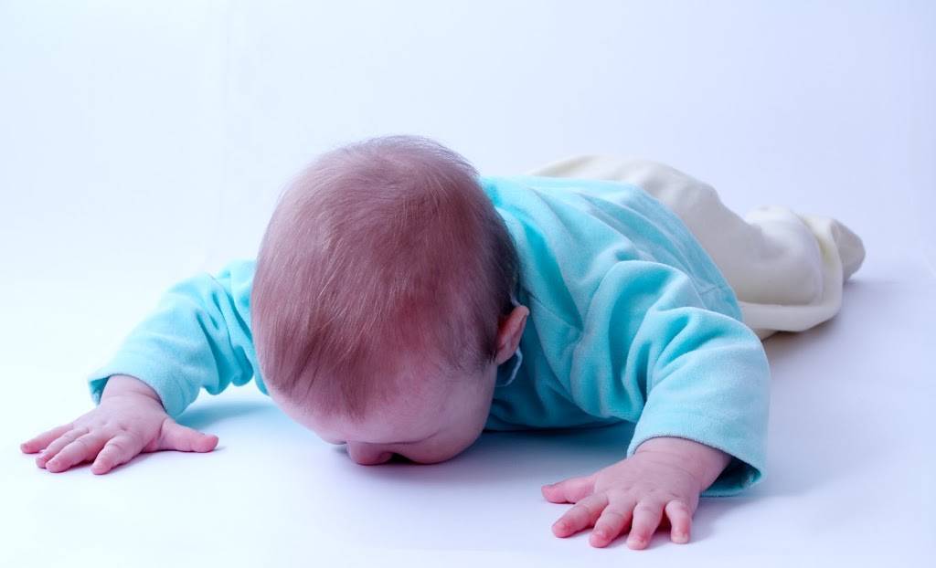 Что делать, если ребенок упал с кровати? - medical insider