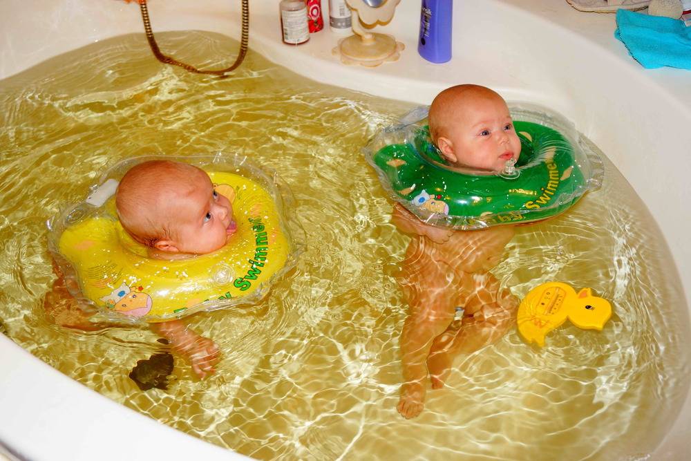 Когда можно купать грудничка в большой ванне или как правильно купать младенца в ванной: особенности и рекомендации
