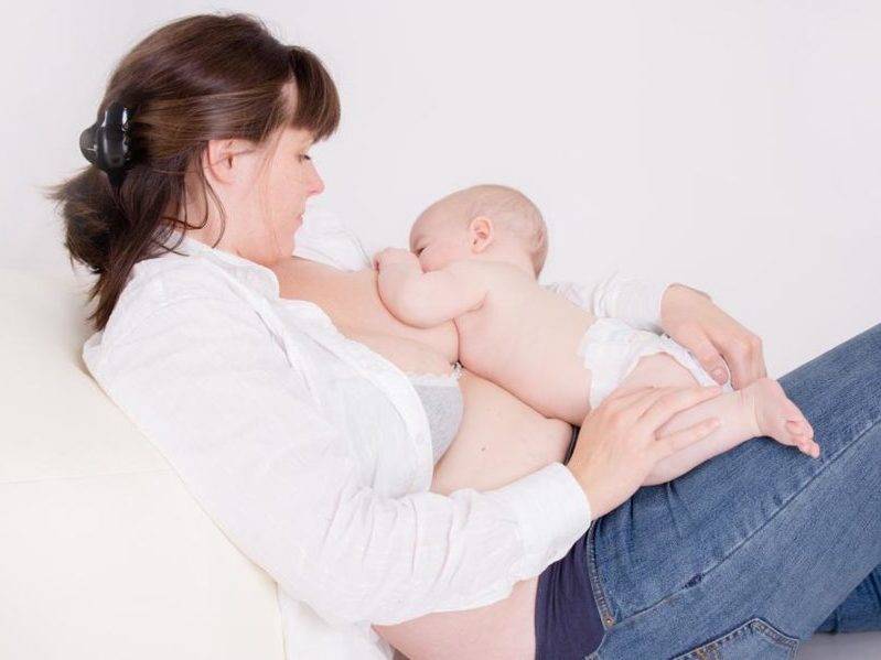Позы для кормления ребенка грудью (фото + видео галерея правильных поз для кормления)