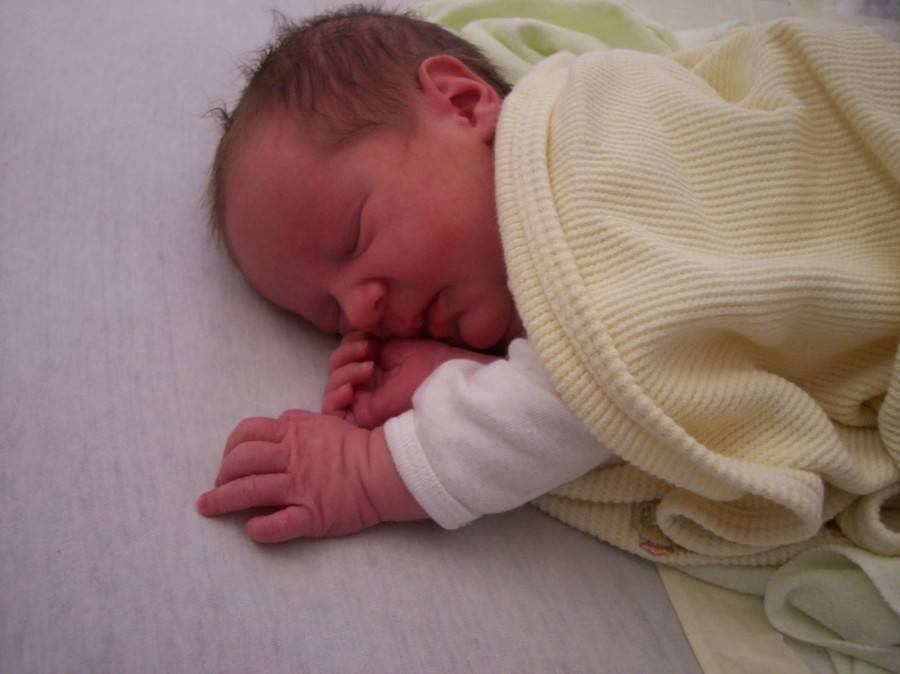 Новорождённый плохо спит ночью и днём: причины нарушения, что делать, советы по организации детского сна