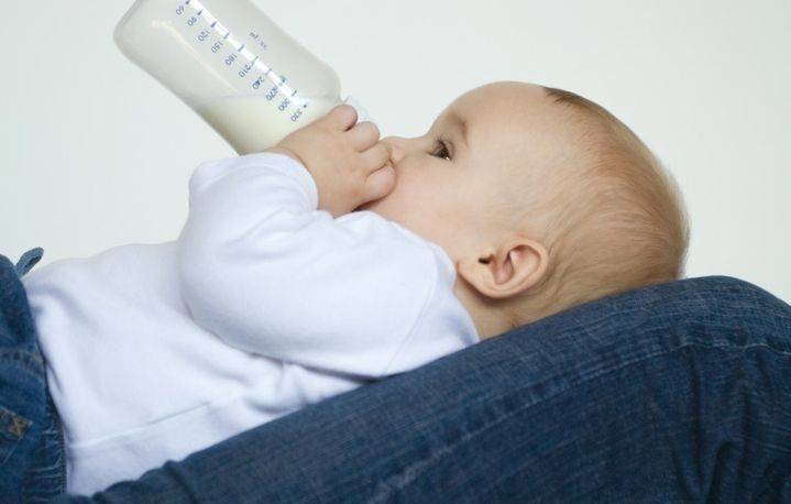 Как приучить ребенка к бутылочке