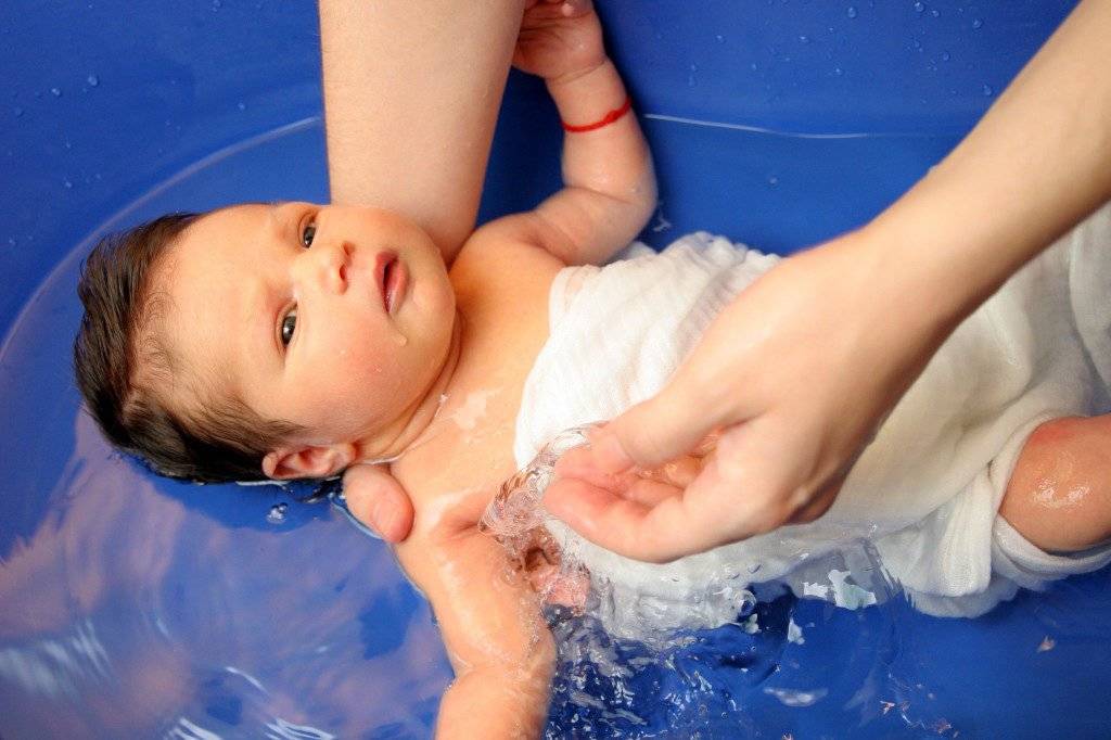 Список удобный приспособлений для купания новорожденного