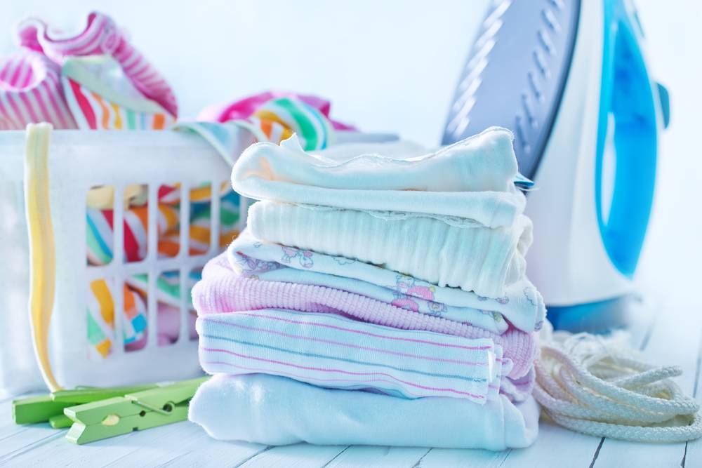 Чем стирать детские вещи для новорожденных: обзор средств