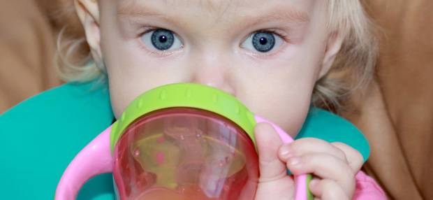Пошаговая инструкция: когда и как научить ребенка пить из кружки самостоятельно? | семья и мама
