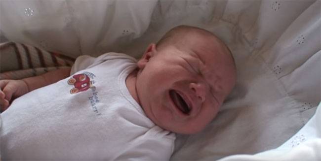 Новорожденный ребенок вскрикивает во сне: спит дальше или резко плачет