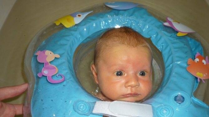 Как купать ребенка с кругом на шее: во сколько можно начинать приучать новорожденного малыша к большой ванне, когда и как правильно это делать?