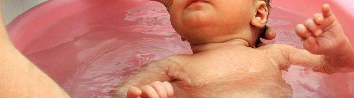 Как разводить марганцовку при купании новорожденного: сколько добавить в воду
