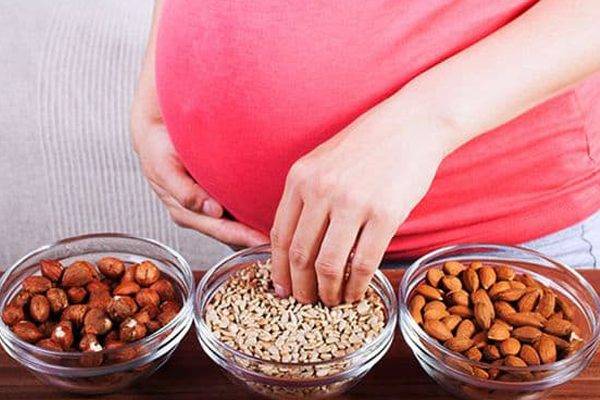 Грецкие орехи при беременности — польза, противопоказания и риски употребления