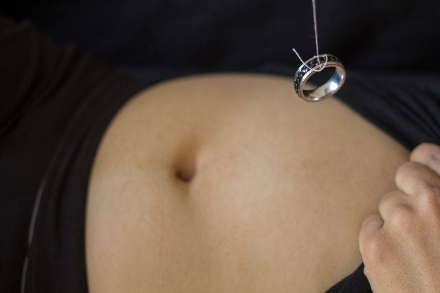 Гадание на пол ребенка в новый год и рождество в 2021 году: по обручальному кольцу во время беременности