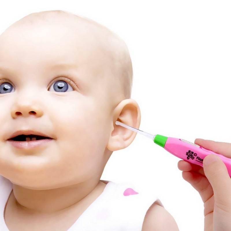 Как правильно чистить уши грудничкам до года и детям постарше от серы и других загрязнений