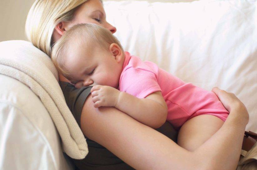 Как правильно укачивать новорожденного ребенка, чтобы быстрее заснул: на руках