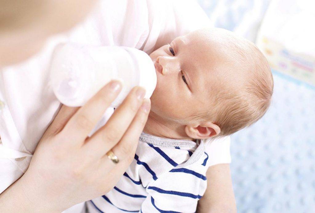 Ребенок плачет во время кормления грудным молоком