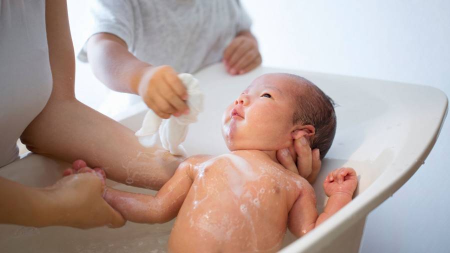 Как подмывать новорожденную девочку: ключевые правила и важные моменты интимной процедуры