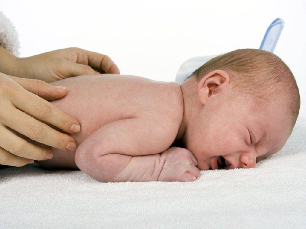 Почему грудничок плачет и извивается после кормления, как помочь новорожденному ребенку в этом случае?