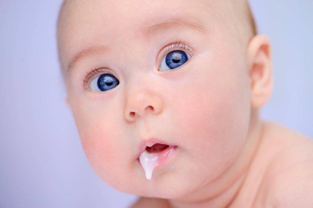 Ребенок стал срыгивать грудное молоко. почему так бывает