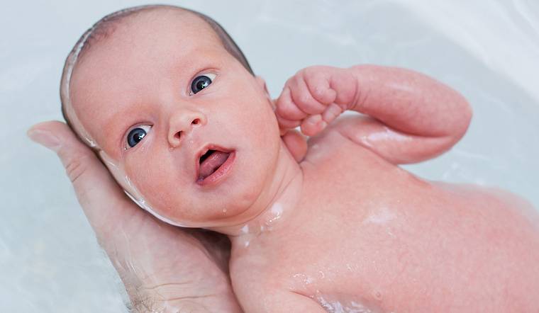 Уши новорождённого при купании: нужно ли закрывать, можно ли мочить