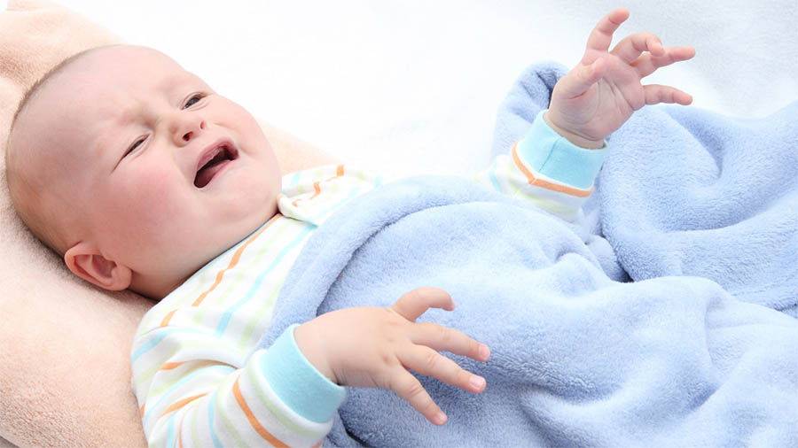 Новорожденный ребенок вздрагивает во сне: почему грудничок дергается и просыпается / mama66.ru