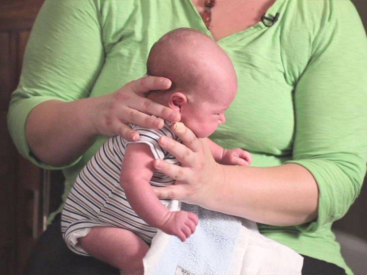 Зачем держать новорожденного столбиком и как правильно это делать? | активная мама