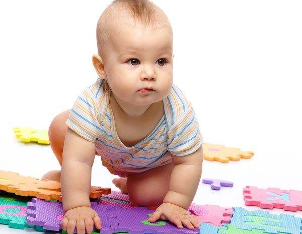 Когда ребенок начинает ползать: поэтапное развитие новорожденных, двигательные навыки девочек и мальчиков